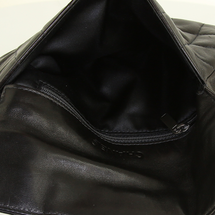 Chanel Choco bar handbag in black quilted leather - Detail D2