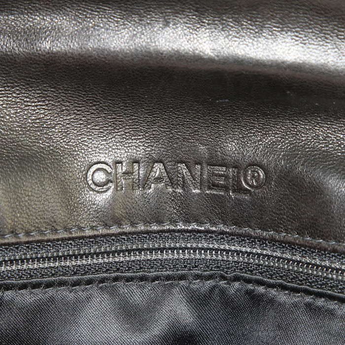 Chanel Choco bar handbag in black quilted leather - Detail D3