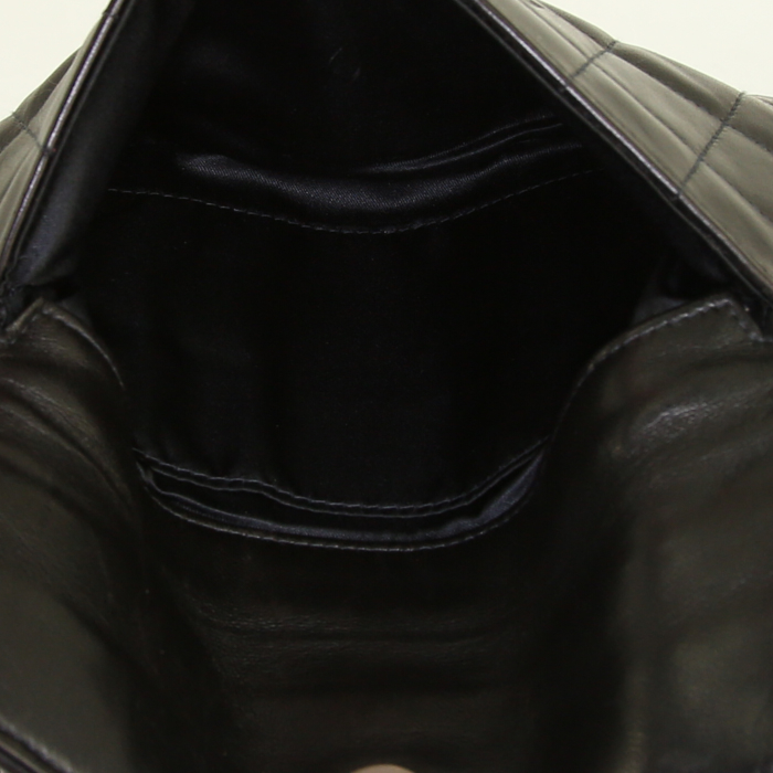 Chanel Choco bar handbag in black quilted leather - Detail D4