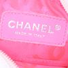 Bolso bandolera Chanel Cambon en cuero acolchado blanco y negro - Detail D3 thumbnail