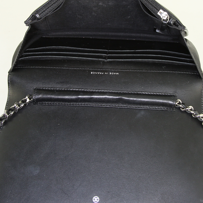 Sac bandoulière Chanel Wallet on Chain en cuir vernis noir - Detail D2