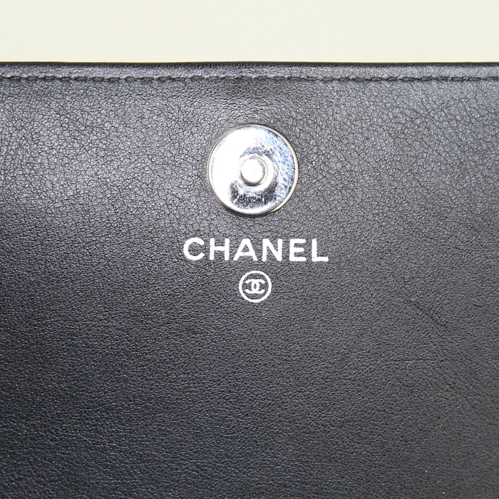Sac bandoulière Chanel Wallet on Chain en cuir vernis noir - Detail D3