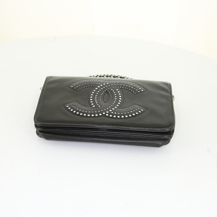 Sac bandoulière Chanel Wallet on Chain en cuir vernis noir - Detail D5