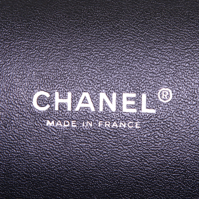Chanel Timeless Maxi Jumbo shoulder bag in black quilted leather - Detail D4
