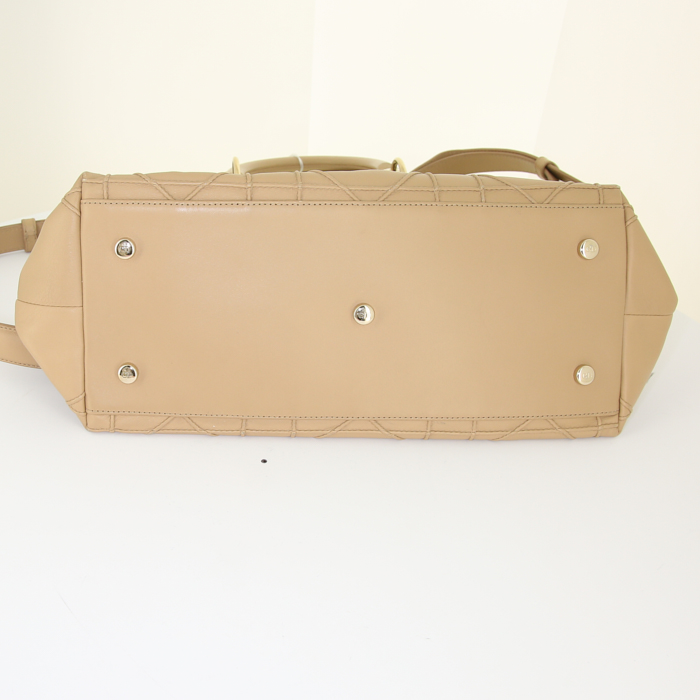 Sac à main Dior Granville en cuir beige - Detail D5