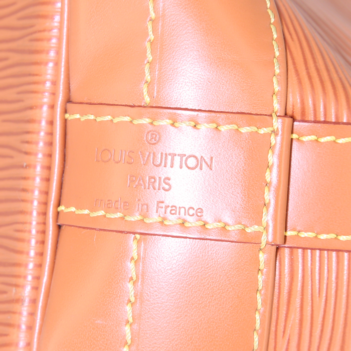 Bolso de mano Louis Vuitton Grand Noé en cuero Epi marrón - Detail D3