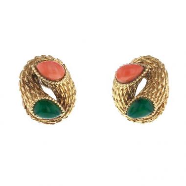 Paire de clips d'oreilles époque années 70 Boucheron Serpent Bohème en or jaune,  corail rose et chrysoprase