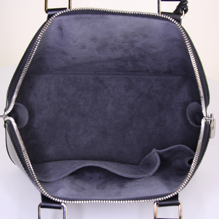 Sac à main Louis Vuitton Alma en cuir épi noir - Detail D2