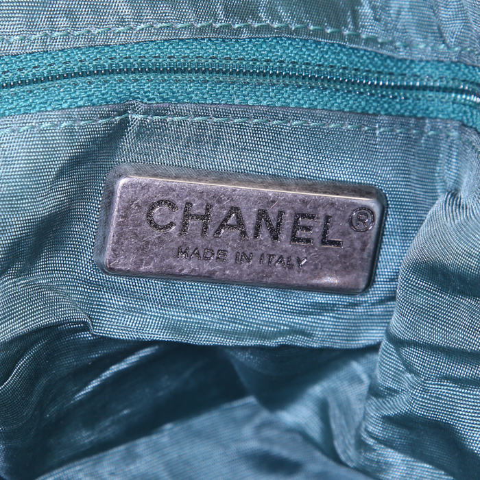 Bolsa de viaje Chanel en cuero acolchado negro - Detail D3