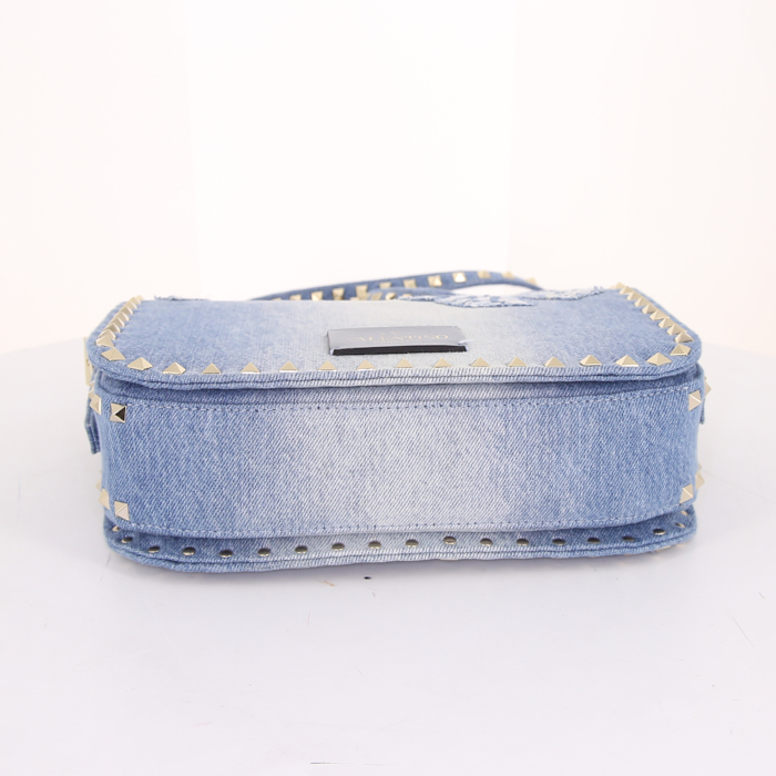 Valentino Garavani Rockstud Guitar Rolling shoulder bag in blue denim canvas - Detail D4