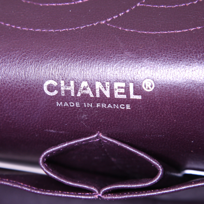Bolso de mano Chanel Timeless jumbo en cuero acolchado morado - Detail D4
