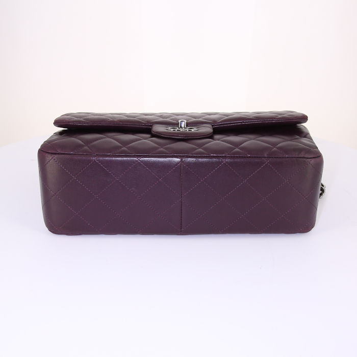 Bolso de mano Chanel Timeless jumbo en cuero acolchado morado - Detail D5