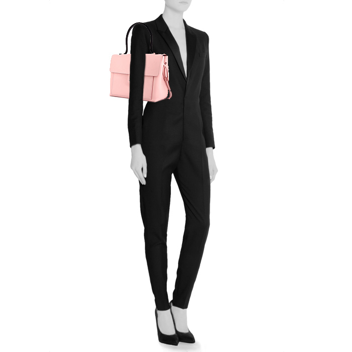 Sac à main Louis Vuitton Lockme petit modèle en cuir grainé rose-pale et noir - Detail D1