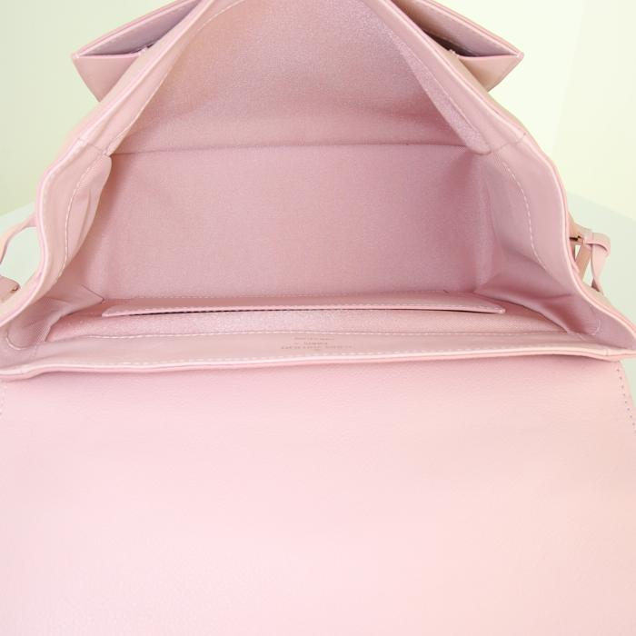 Sac à main Louis Vuitton Lockme petit modèle en cuir grainé rose-pale et noir - Detail D2
