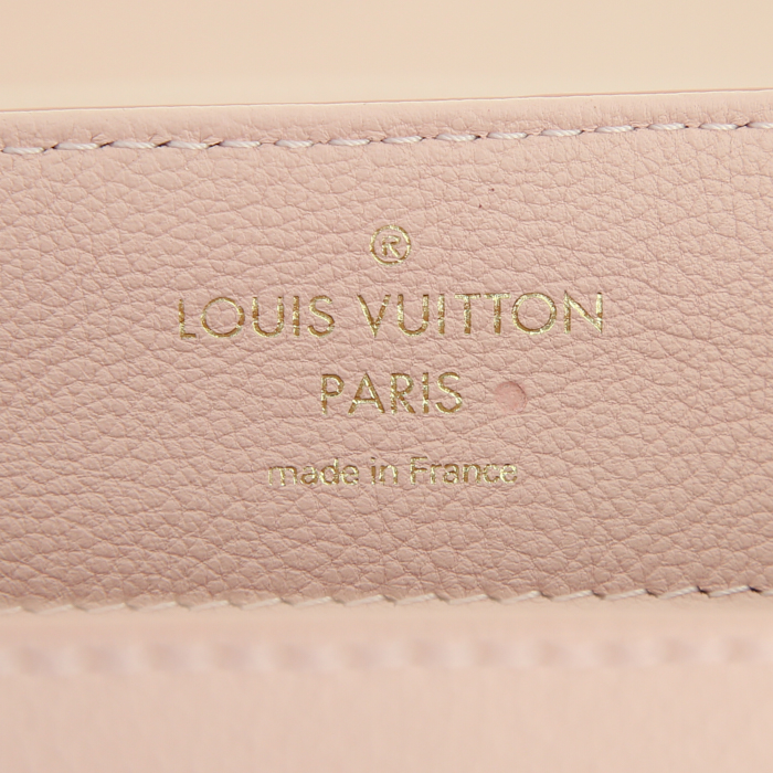 Sac à main Louis Vuitton Lockme petit modèle en cuir grainé rose-pale et noir - Detail D4