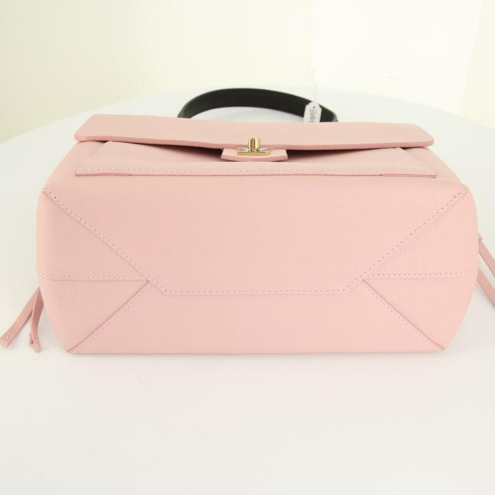 Sac à main Louis Vuitton Lockme petit modèle en cuir grainé rose-pale et noir - Detail D5