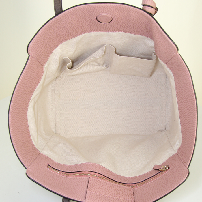 Sac cabas Gucci Swing petit modèle en cuir grainé taupe et rose - Detail D2