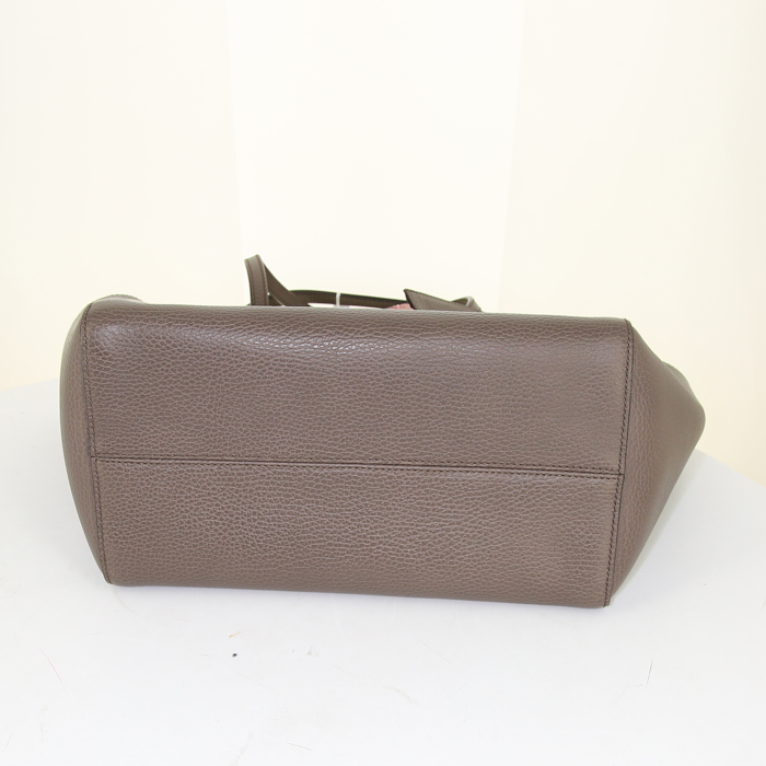 Sac cabas Gucci Swing petit modèle en cuir grainé taupe et rose - Detail D4