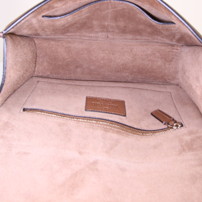 Valentino Garavani Rockstud shoulder bag in brown grained leather - Detail D3