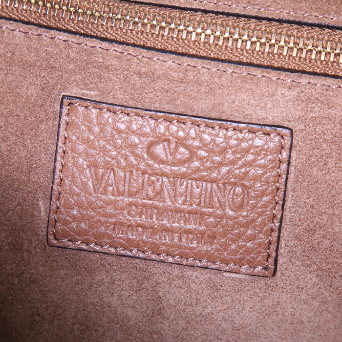 Valentino Garavani Rockstud shoulder bag in brown grained leather - Detail D4