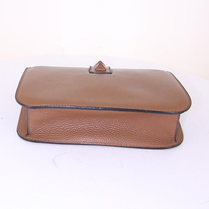 Valentino Garavani Rockstud shoulder bag in brown grained leather - Detail D5
