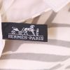 Shopping bag Hermès Beach Tote Feuillage in tela beige e grigia con motivo - Detail D3 thumbnail