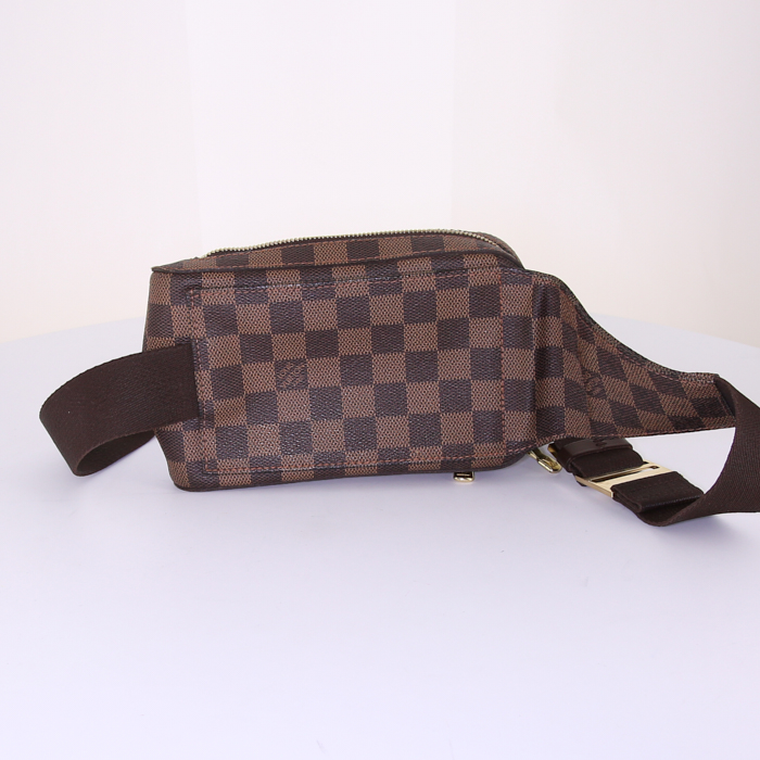 Pochette Louis Vuitton Geronimosx in tela cerata con motivo a scacchi e pelle marrone - Detail D4