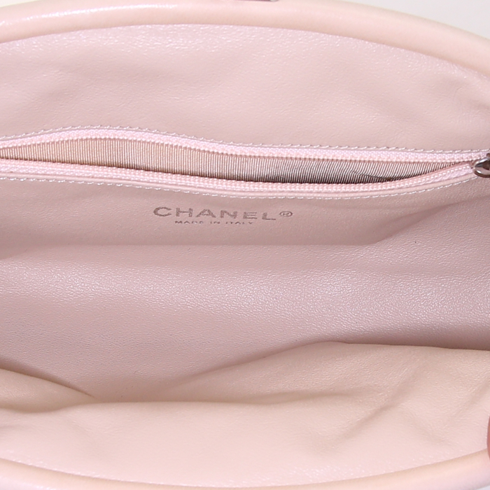 Bolsito de mano Chanel en cuero acolchado beige - Detail D2