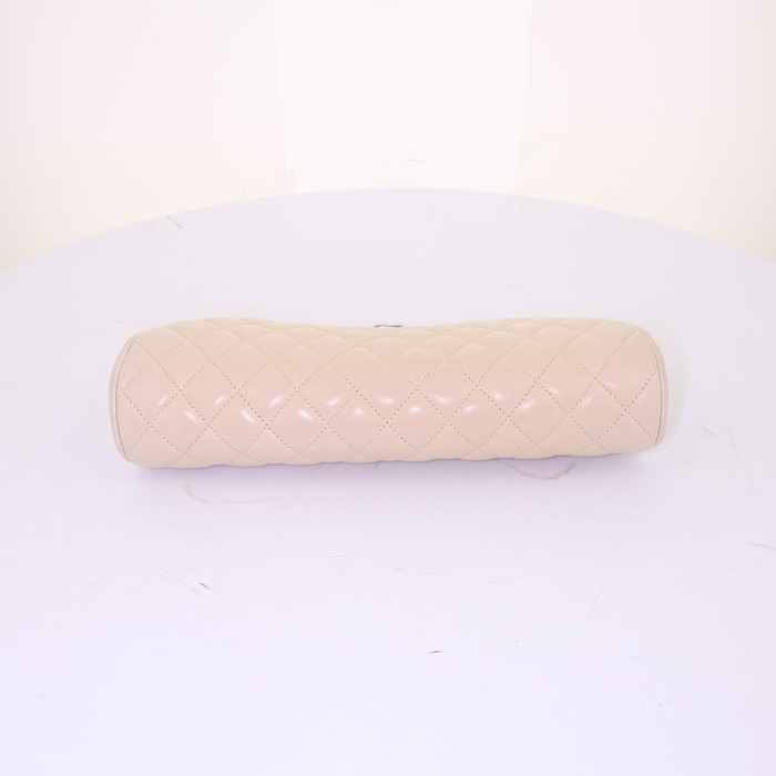 Pochette Chanel en cuir matelassé beige - Detail D4