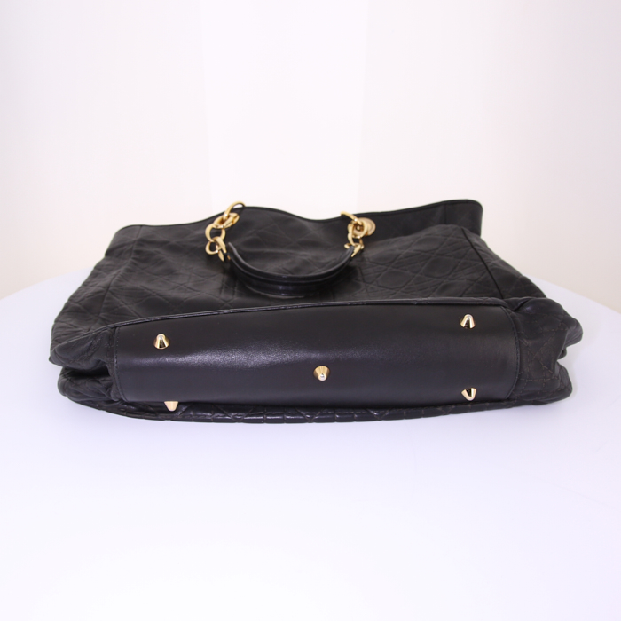 Sac à main Dior Dior Soft grand modèle en cuir noir - Detail D4