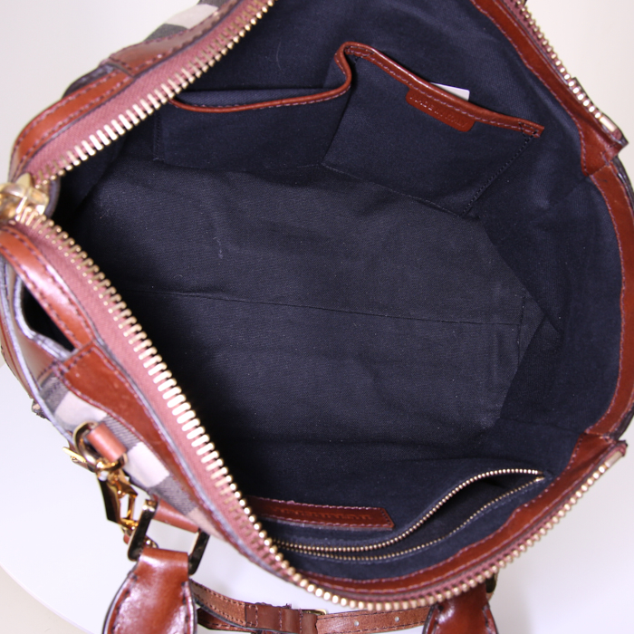 Sac à main Burberry en toile Haymarket marron et cuir marron - Detail D3