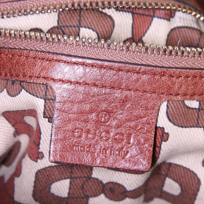 Bolso para llevar al hombro o en la mano Gucci Bamboo Indy Hobo en cuero granulado marrón y bambú - Detail D3