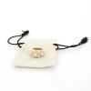 Anello bombato Chanel Baroque modello medio in oro giallo,  perle e diamanti - Detail D2 thumbnail