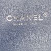 Sac bandoulière Chanel en tweed matelassé bleu et toile denim bleue - Detail D4 thumbnail