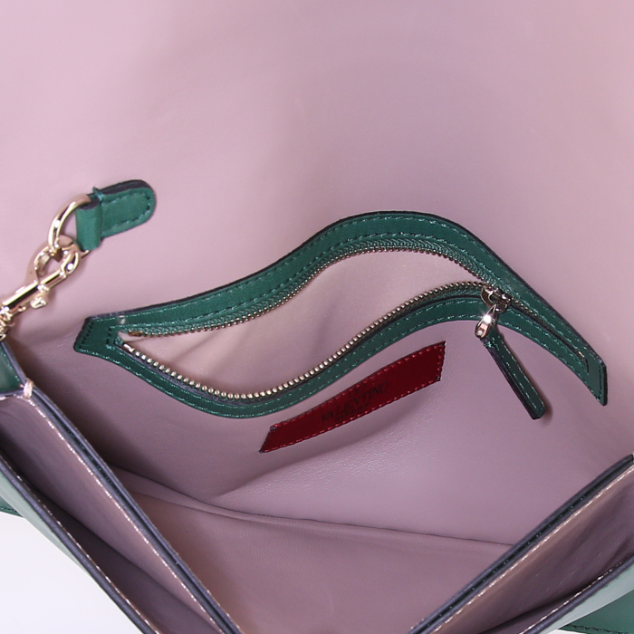 Pochette Valentino Garavani in pelle verde con decoro di borchie - Detail D2
