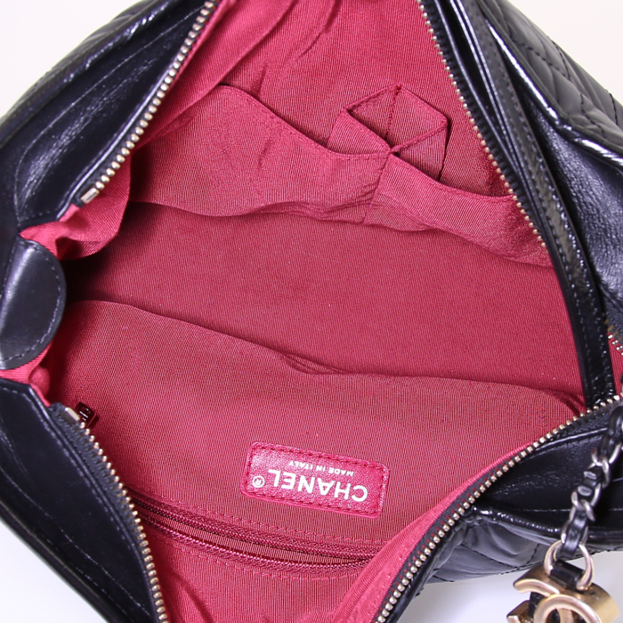Sac bandoulière Chanel Gabrielle  en cuir matelassé noir et cuir noir - Detail D3