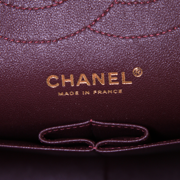 Bolso de mano Chanel Timeless jumbo en cuero granulado acolchado negro - Detail D4