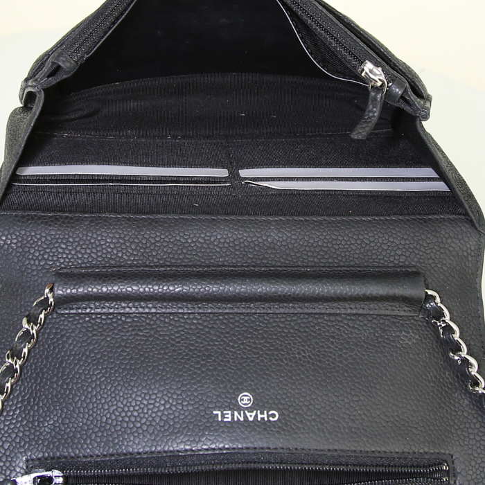 Sac bandoulière Chanel Wallet on Chain en cuir grainé noir - Detail D2