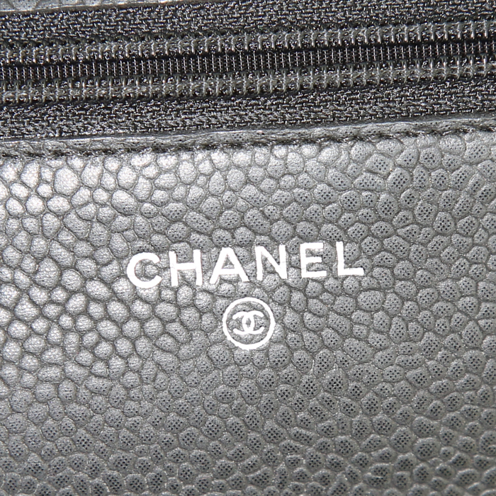 Sac bandoulière Chanel Wallet on Chain en cuir grainé noir - Detail D3