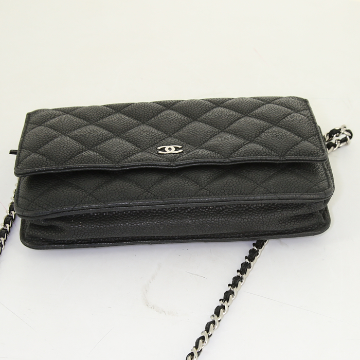 Sac bandoulière Chanel Wallet on Chain en cuir grainé noir - Detail D4