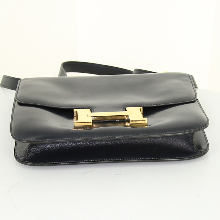 Bolso de mano Hermes Constance en cuero box azul marino - Detail D5