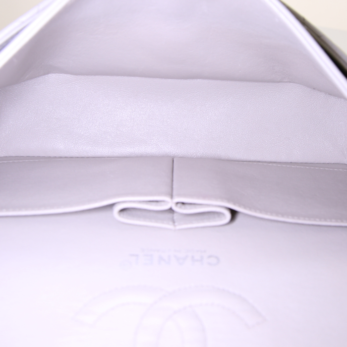 Sac bandoulière Chanel Timeless en cuir matelassé Gris Perle - Detail D3