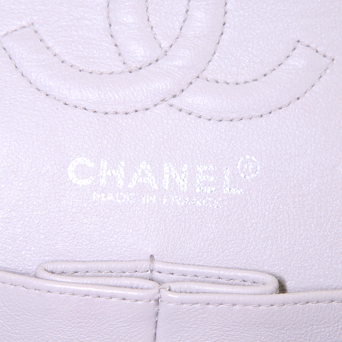 Sac bandoulière Chanel Timeless en cuir matelassé Gris Perle - Detail D4