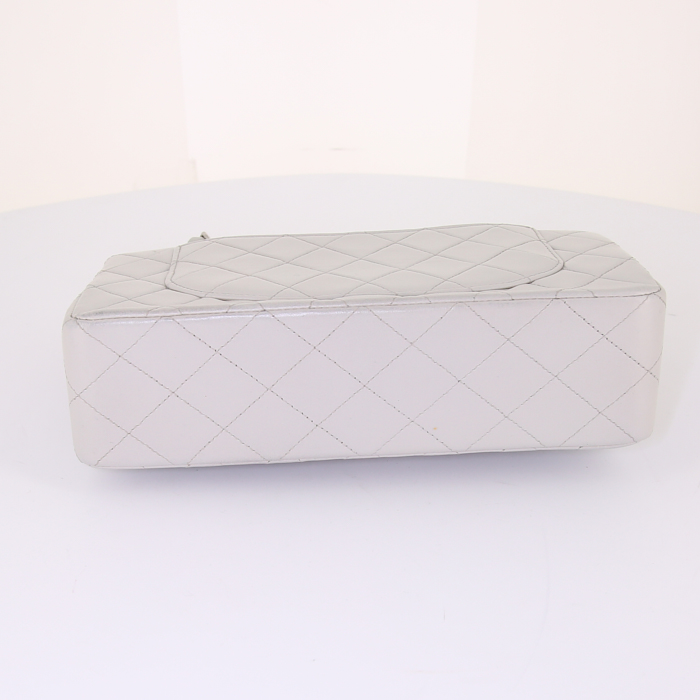 Sac bandoulière Chanel Timeless en cuir matelassé Gris Perle - Detail D5