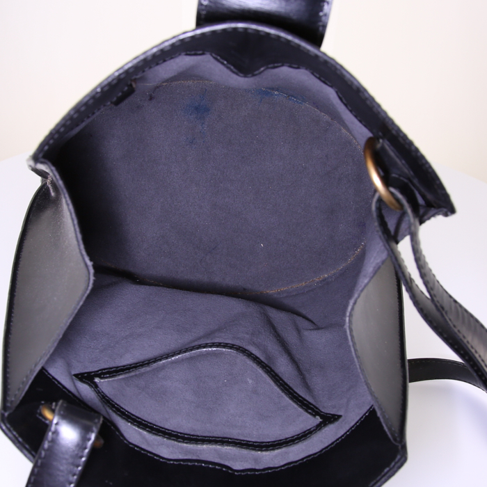 Sac à main Louis Vuitton Cluny en cuir épi noir - Detail D2