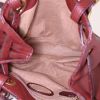 Bolso de mano Fendi Selleria en cuero granulado color burdeos - Detail D2 thumbnail