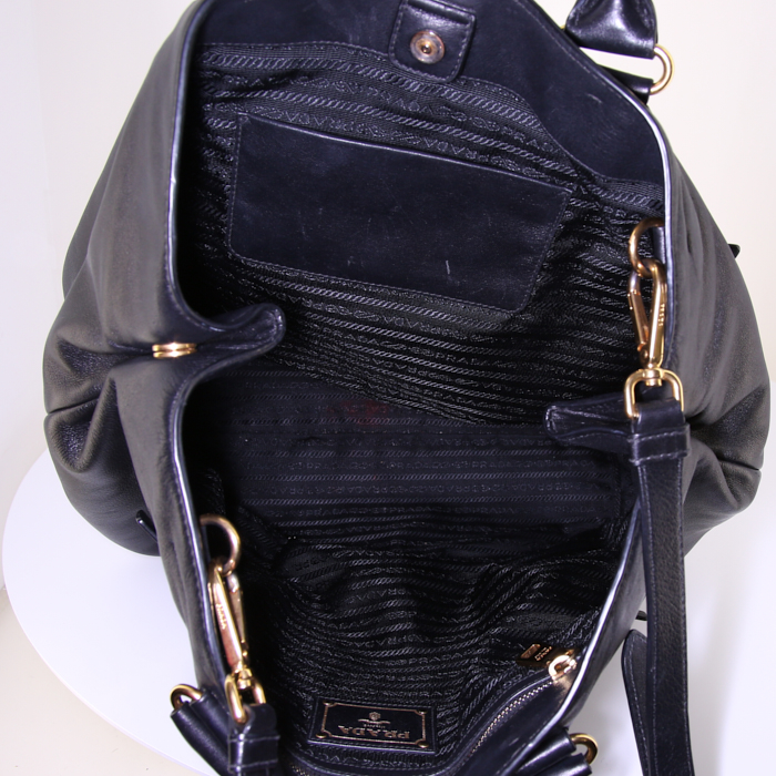 Prada Daino shopping bag in black leather - Detail D3