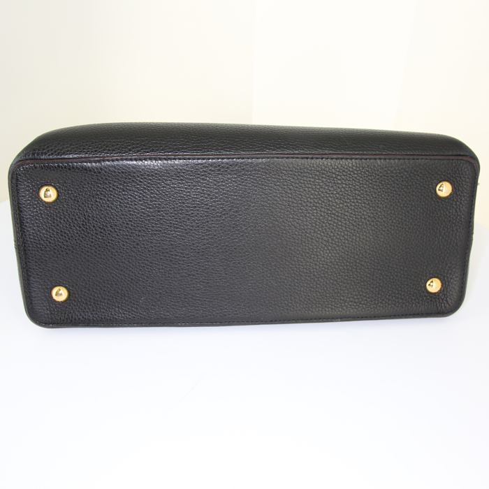 Bolso de mano Louis Vuitton Capucines modelo grande en cuero granulado negro - Detail D4