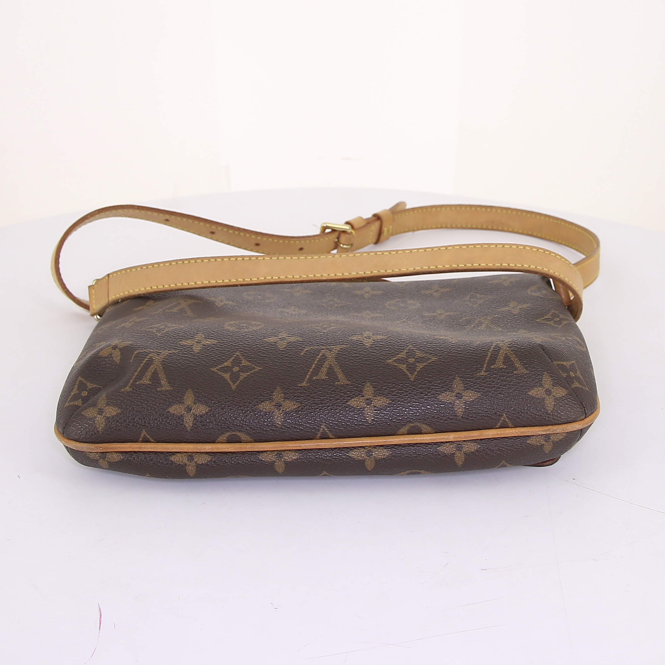 Bolso bandolera Louis Vuitton Musette Tango en lona Monogram marrón y cuero natural - Detail D4