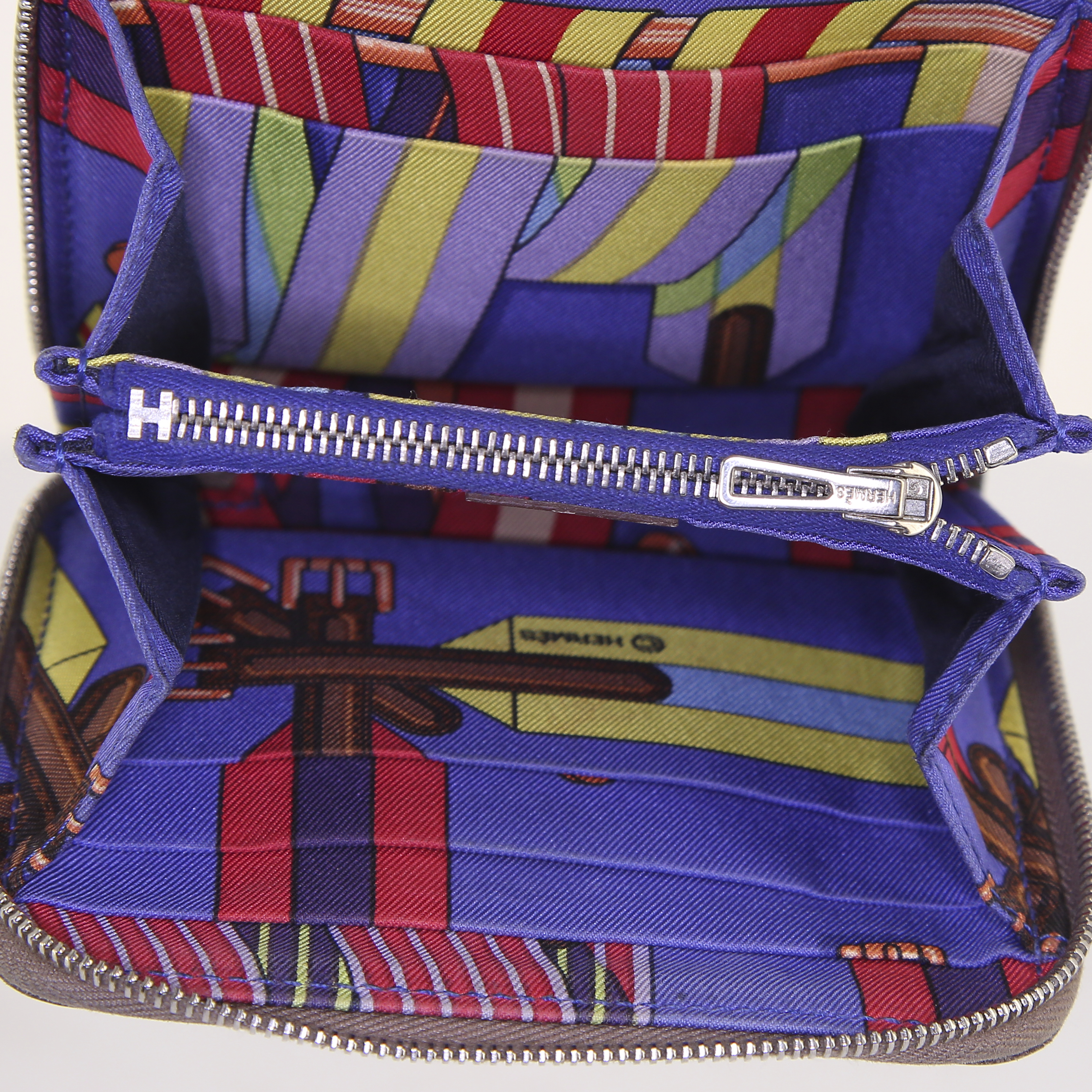 Billetera Hermes Silkin modelo pequeño en cuero epsom color topo y seda multicolor - Detail D2